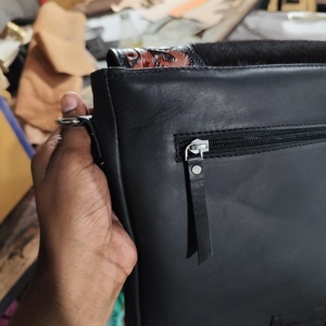 กระเป๋าหนังวัวแท้สำหรับผู้หญิง ลายปักรูปแบบโบฮีเมียน สไตล์คาวบอย สะพายข้างแบบสลิง มีซิป เหมาะสำหรับฤดูใบไม้ร่วง พร้อมช่องซ่อนปืน ตกแต่งพู่และดอกไม้ - Product Image 2