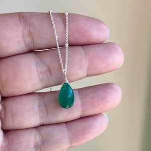 Collar con colgante de ónix verde en forma de lágrima, estilo minimalista, para llevar en capas, con esmeralda, de plata de ley 925, piedra de nacimiento de mayo, Satellite Chain - Product Image 2