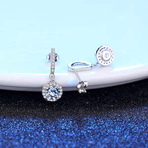 ต่างหูเพชรโมอิสซาไนต์ทรงหยดน้ำ 1 กะรัต เงินแท้ S925 รับรองโดย GRA - Product Image 3