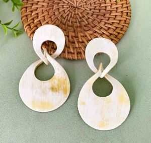 Pendientes de Aro de Cuerno de Búfalo Natural Hechos a Mano, Colgantes Modernos y Duraderos, Joyería Personalizable, Artículo Coleccionable - Product Image 3