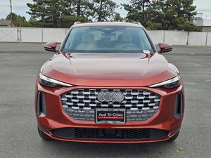 โปรโมชั่น (W&T) รถยนต์มือสอง Audi Q5 Premium 4 ประตู SUV ขับเคลื่อน 4 ล้อ ปี 2025 (เครื่องยนต์ 2.0 ลิตร 4 สูบ เทอร์โบ 7AM) สีแดงเกรนาดีน รถ SUV มือสอง - Product Image 4