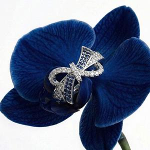 Anillo Jeulia de Plata de Ley con Nudo de Lazo Azul Pavé - Estilo Eternidad con Incrustaciones a la Moda - Product Image 4