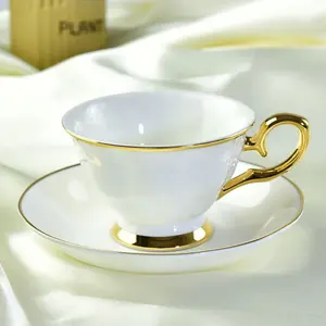 Toptan fabrika fiyat seramik altın kolu yaratıcı kahve fincanı fincan tabağı seti kemik çini hediye öğleden sonra çay bardağı