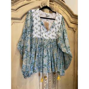 Blusa Bohemia Gypsy para Mujer en Azul con Estampado Floral, Popelina Bordada con Motivos Veraniegos, Transpirable, Talla Única XS-XL, para Oficina - Product Image 2