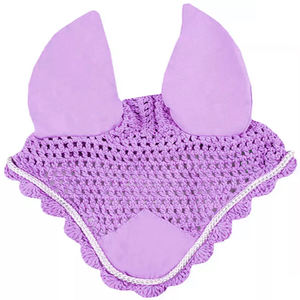 Bonnet mouche de cheval fait à la main de luxe au crochet avec paillettes détaillant l'accessoire d'équitation de qualité supérieure pour les événements équestres - Product Image 2