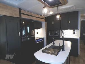 Autocaravana Usada en Excelentes Condiciones, Modelo K-E-Y-S-T-O-N-E RV CO O-U-T-B-A-C-K 330RL 2022, Alto Rendimiento, 36 pies de Largo, 2000 kg de Carga Útil, Color Oscuro, en Venta - Product Image 3