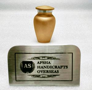 Urnes funéraires en laiton gravées de motifs floraux magnifiques pour les cendres funéraires - Product Image 2