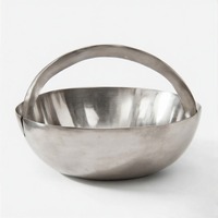 Corbeille à fruits haut de gamme en finition cuivre terne avec poignées design, base large et patine rustique pour les thèmes intérieurs classiques