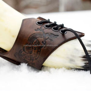 Corne à boire viking polie à la main avec support en cuir de buffle, motif animal religieux, cadeau de mariage européen, vente en gros, Inde - Product Image 1