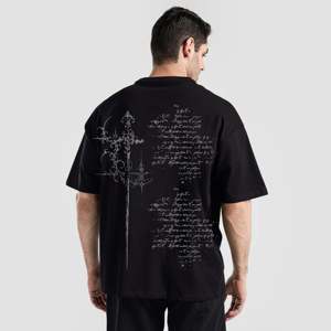เสื้อยืดลายตัวอักษรโบราณ สีดำ ผ้าฝ้ายเจอร์ซีย์ 100% ทรงหลวม สไตล์สตรีท น้ำหนัก 240 กรัม พิมพ์ลายซิลค์สกรีน - Product Image 1