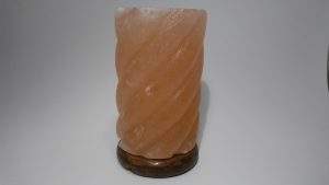 Lampe au sel organique de l'Himalaya autorisée GMP, forme cylindrique, cordon et ampoule électriques sculptés pour la décoration de la maison, artisanat naturel - Product Image 2