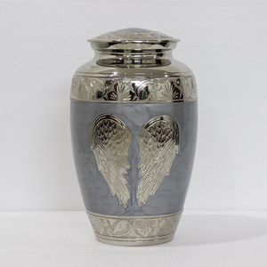 Urne en cendres en laiton de meilleure qualité avec ailes d'ange fabriquées à la main Urne funéraire en métal gravée sur mesure avec revêtement en émail pour cendres humaines - Product Image 1
