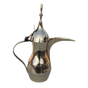 Théière Dallah en métal arabe fini poli de qualité haut de gamme pour le dessus de table de restaurant extérieur servant la cafetière Dallah - Product Image 3