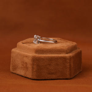 Bague de fiançailles tendance pour femme en or blanc massif 14 carats avec diamant de laboratoire de 4,5 carats de taille émeraude et taille ascher, certifié IGI - Product Image 3