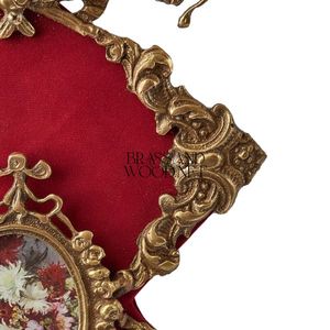Arte de pared de latón antiguo con fondo de terciopelo rojo y marco floral adornado en elegante estilo clásico vintage - Product Image 5