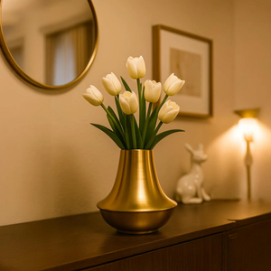 Jarrón de Flores de Latón Grabado a Mano, Diseño Rústico de Hierro Sólido Grabado, Estilo Asiático para Decoración de Bodas y Hogar - Product Image 1