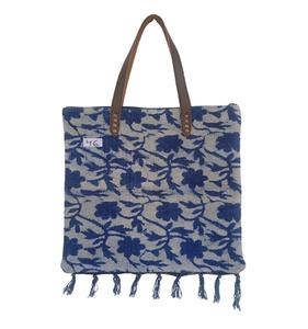 Bolso de mano tradicional con estampado de bloques índigo de algodón hecho a mano, parte inferior abierta con flecos de cuero marrón con un hermoso diseño de alfombra - Product Image 1