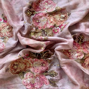 Sari Ligero de Seda Tebby Pura VASTRA COTTAGE con Estampado Floral Digital, Lentejuelas y Trabajo de Diamantes con Blusa de Seda Tebby a Juego - Product Image 4