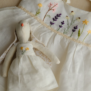 Vestido de lino suave bordado a mano para niñas, estilo informal para el primer cumpleaños de niños pequeños, OEM hecho en Vietnam - Product Image 3