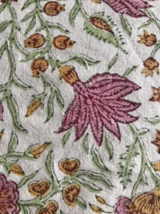 Tissu en coton imprimé à la main, base blanche avec motif floral multicolore - Product Image 3