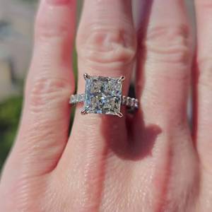 Anillo de Diamante Cultivado en Laboratorio con Corte Princesa de 4.60 Quilates, Diseño de Halo Catedral, Color DEF, Claridad VVSVS - Product Image 2