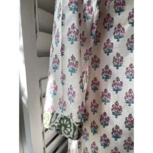 Blusa de Algodón Popelín con Estampado Floral Hecho a Mano, Estampado en Bloque con Diseño Floral Francés para Uso Diario - Product Image 3