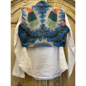 Chaleco Acolchado para Mujer Talla Grande, Color Azul Granada Francés, Ropa de Invierno, Bordado, Decoración Vintage, Corto, con Capucha, Estilo Denim - Product Image 3