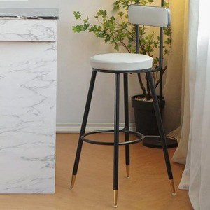 Tabouret en fer robuste avec pieds épais, parfait pour les espaces commerciaux, les hôtels, les restaurants et les grandes maisons familiales - Product Image 4