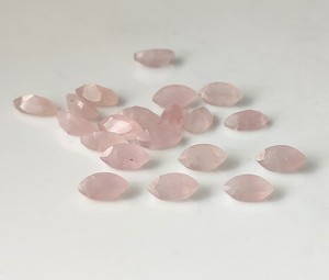 อัญมณีควอตซ์จากดอกกุหลาบธรรมชาติคุณภาพสูง2x4mm-15x20mm เจียระไนเหลี่ยมเพชรพลอยหลวมสำหรับทำเครื่องประดับสีชมพูขายส่ง - Product Image 1