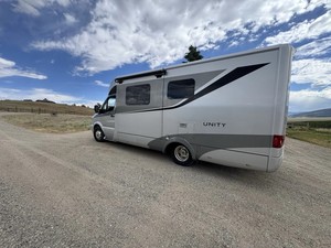 Casa Contenedor MB Mercedes Unity 2016 para Viajes de Ocio con Sistema de Energía Integrado y Espacio Preparado para Uso en Exteriores con Garantía - Product Image 1