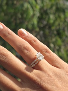 Bague en or jaune 14K 18K avec diamant de laboratoire taille ovale central, sertissage pavé dissimulé, collier assorti et bague à sertissage clos, bijoux de mariée - Product Image 3