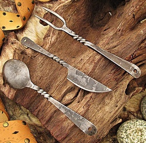 Couverts médiévaux de 3 pièces forgés à la main personnalisés, couverts OEM appropriés couteau fourchette cuillère pour festoyer et camper - Product Image 3