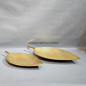 Ensemble de plateaux de service élégants en or avec deux formes de feuilles, idéal pour servir et décorer n'importe quelle pièce - Product Image 1