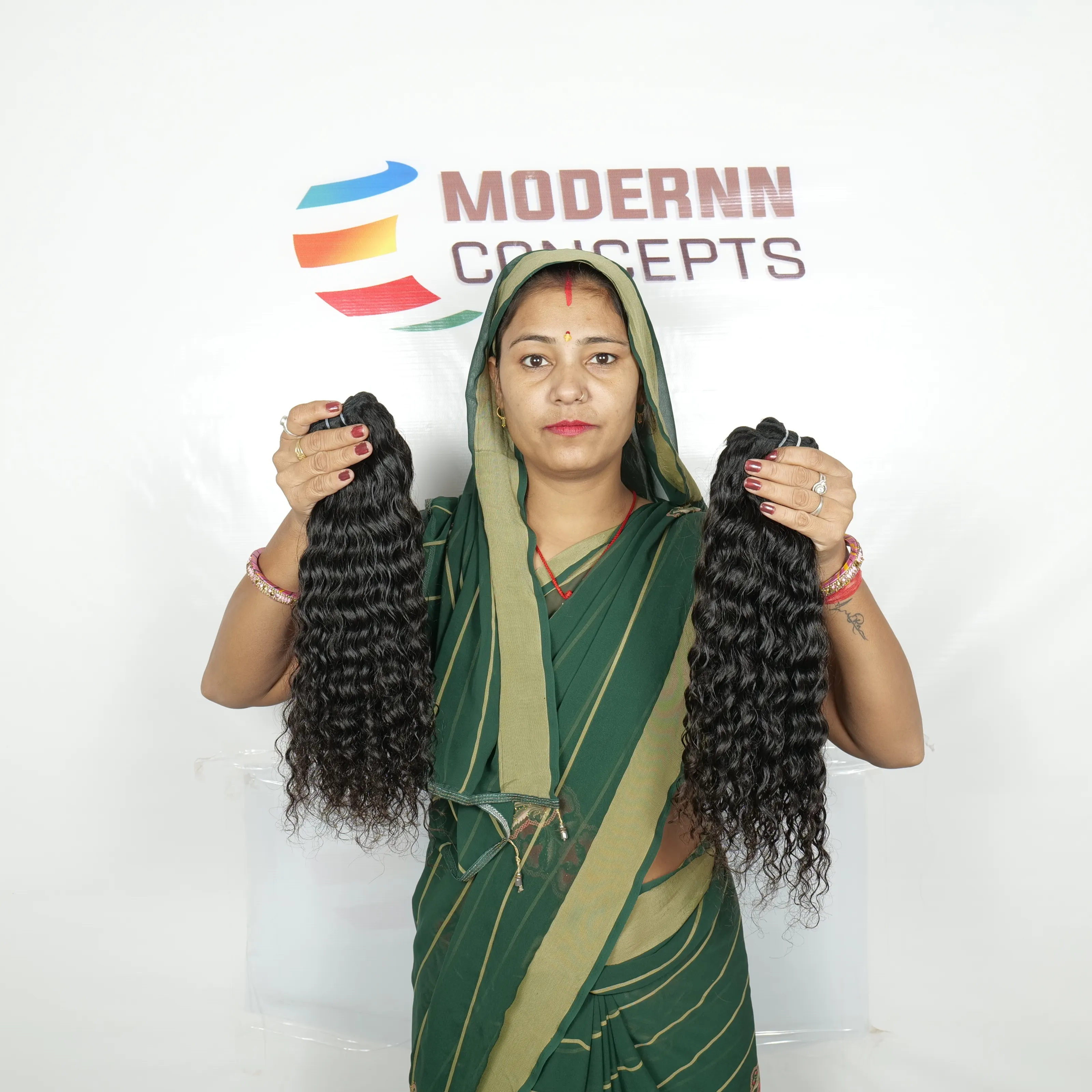Indisches menschliches Haar schwarze Frauen natürliche glänzende Farbe lockige Bündel unverarbeitete menschliche Haarverlängerungen