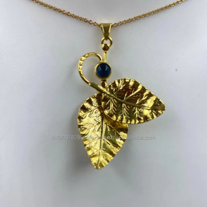 Elegante colgante minimalista de Latón chapado en oro, joyería fina hecha a mano para todas las ocasiones - Product Image 1