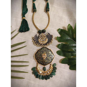 Collier pour femme en alliage de zinc et zircon, style tribal, fusion antique contemporaine, collier de mode puissant avec style Hasli - Product Image 2