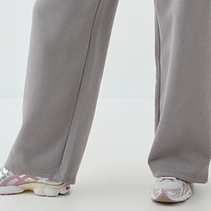 Chándal para mujer con mangas largas, tela de alta calidad, diseño transpirable con logo, pantalón recto de pierna ancha con precio de mayoreo. - Product Image 4
