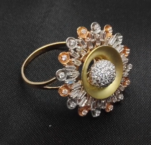 แหวนดีไซน์หรูหรา ประดับคริสตัลระยิบระยับ พร้อมช่องกลางสีทอง ดีไซน์วงแหวนแบบโค้กเทลสุดสง่างาม สำหรับผู้หญิง เครื่องประดับแฟชั่น - Product Image 1