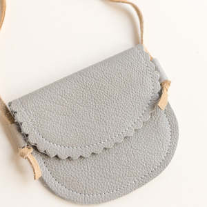 Bolso de Cuero con Borde Festoneado para Niñas Pequeñas, Color Gris Claro, Accesorios Infantiles - Product Image 4