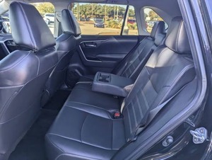 Neatly used R-AV4 XLE Premium 4dr SUV - Product Image 5