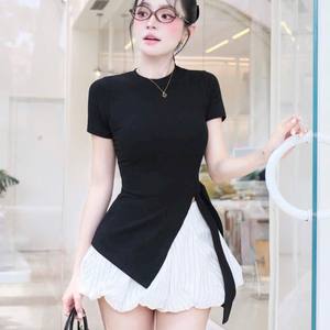 Ensemble femme moderne décontracté, haut blanc à manches courtes avec jupe à rayures fines - Product Image 2