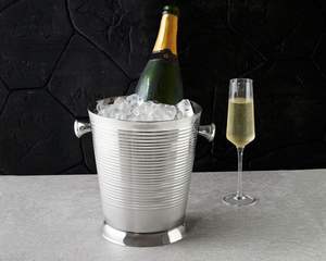 Cubo de hielo clásico de acero inoxidable con diseño contemporáneo perfecto para cócteles, vino y champán. - Product Image 4