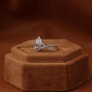 Bague de fiançailles en or massif 14 carats avec diamant de laboratoire en grappe, taille ronde, sans conflit, certifié IGI - Product Image 2