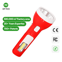 Lampe de poche LED rechargeable portable à charge solaire 100m longue distance avec lumière latérale COB pour l'urgence