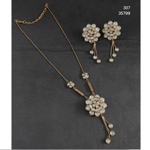 Collier Kundan classique le plus vendu avec perles, bijoux de travail uniques faits à la main avec miroir pour les mariages et les fêtes, vente en gros disponible - Product Image 2
