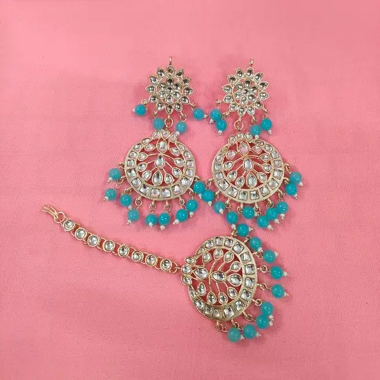 18K Berlapis Emas dengan Sentuhan Akhir Matte Tradisional Kundan & Faux Pearl Chandbali Earrings dengan Maang Tikka Set