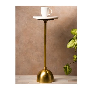 Mesas auxiliares que combinan metal y madera con detalles suaves para apoyar la vida compacta en espacios creativos y el flujo interior moderno. - Product Image 5