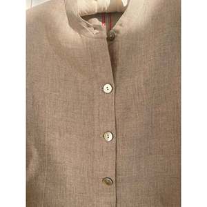 Veste REYA en lin taupe avec col montant, respirante, avec rembourrage en coton amovible et coque en cuir - Product Image 2