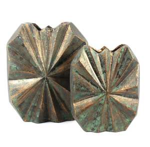 Vente en gros Vase à fleurs en métal coulé décoratif moderne avec finition patinée Vase décoratif de table en métal fabriqué à la main (lot de 2) - Product Image 1