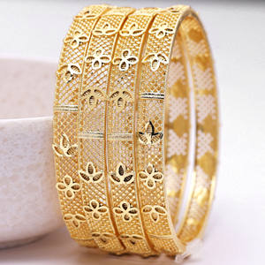 Vente en gros de bracelets indiens traditionnels en laiton plaqué or avec des motifs floraux pour femmes - Product Image 1